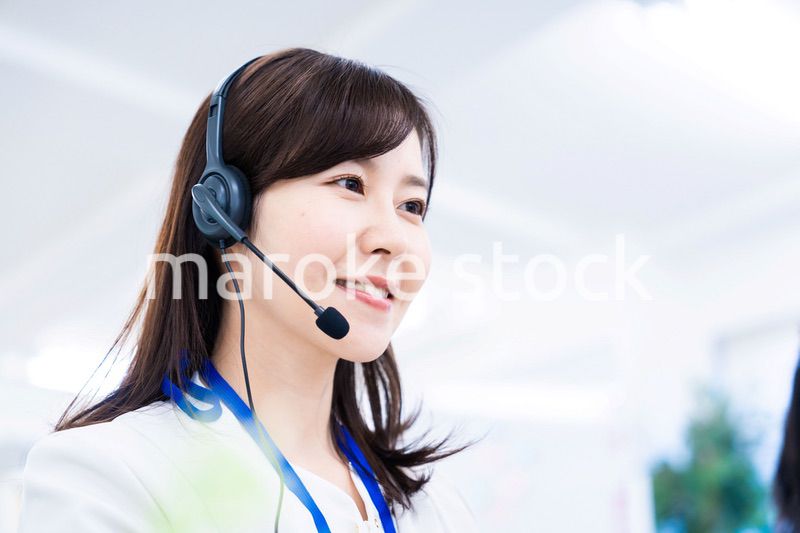 お客様に誠実な対応をする女性