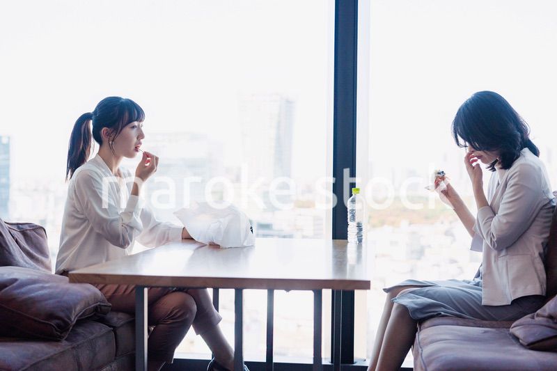 同僚と一緒にランチを食べるビジネスウーマン