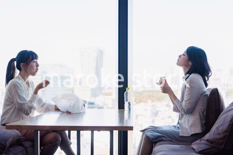 同僚と一緒にランチを食べるビジネスウーマン