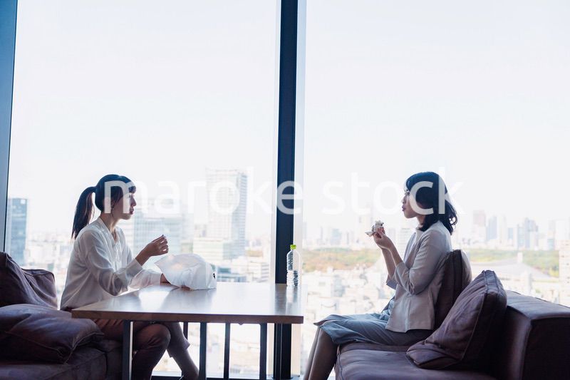 同僚と一緒にランチを食べるビジネスウーマン