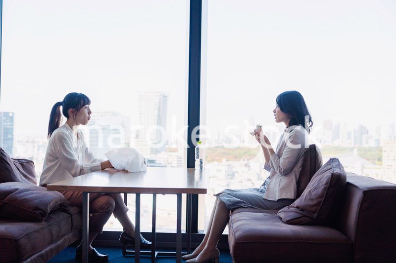 同僚と一緒にランチを食べるビジネスウーマン