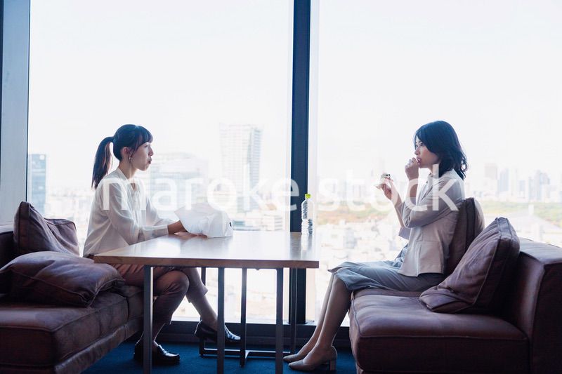 同僚と一緒にランチを食べるビジネスウーマン