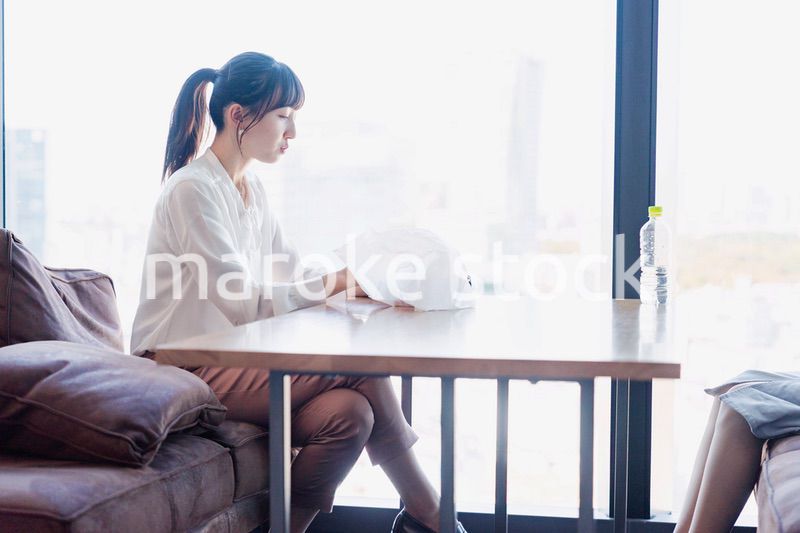 同僚と一緒にランチを食べるビジネスウーマン