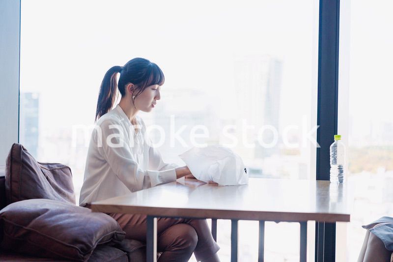 同僚と一緒にランチを食べるビジネスウーマン