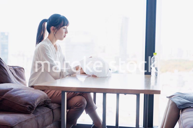 同僚と一緒にランチを食べるビジネスウーマン