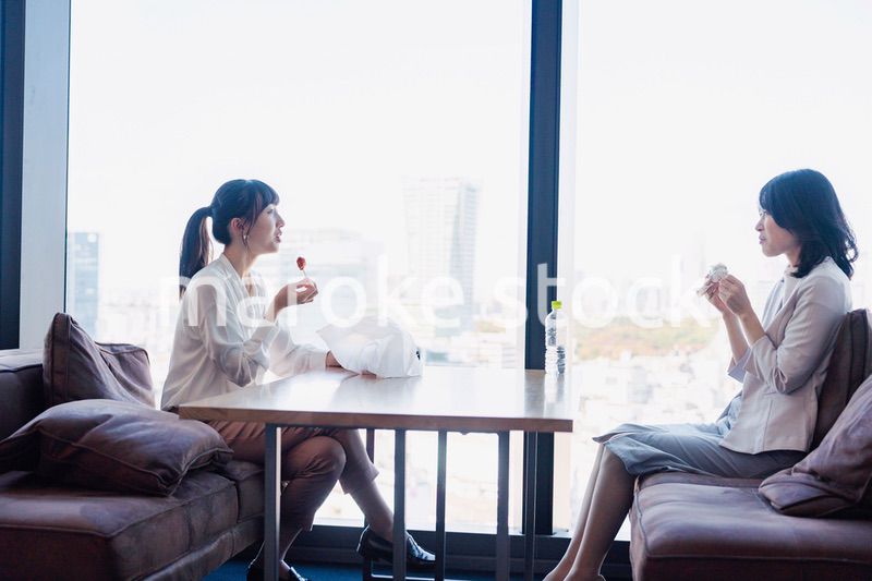 同僚と一緒にランチを食べるビジネスウーマン