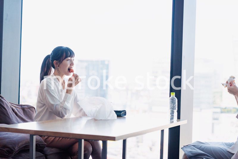 同僚と一緒にランチを食べるビジネスウーマン