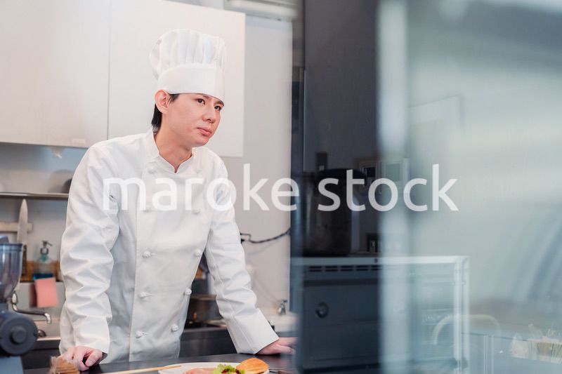 笑顔で働く男性シェフ