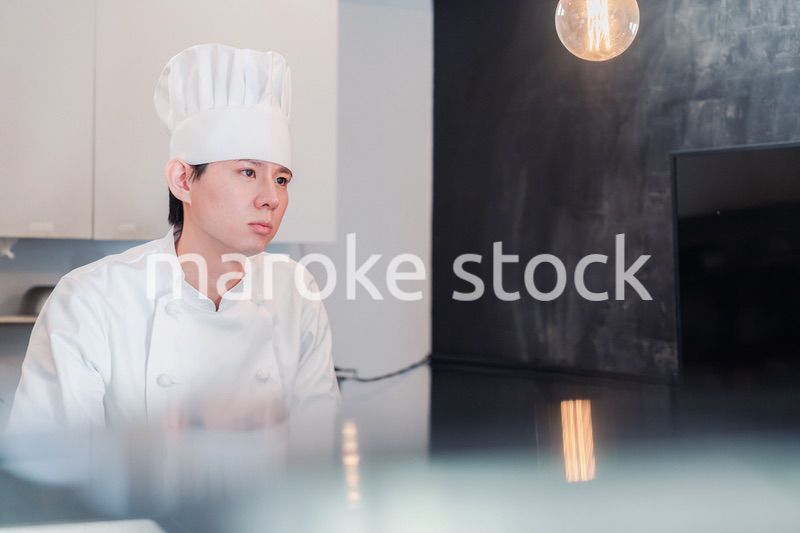 笑顔で働く男性シェフ