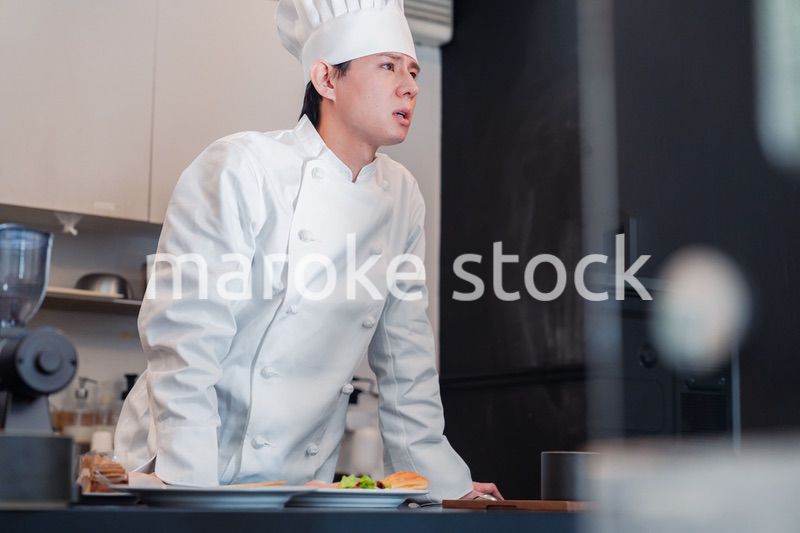 笑顔で働く男性シェフ