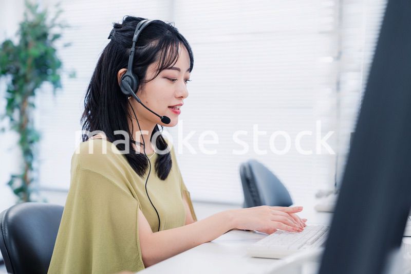 笑顔でお客様対応をする電話オペレーター