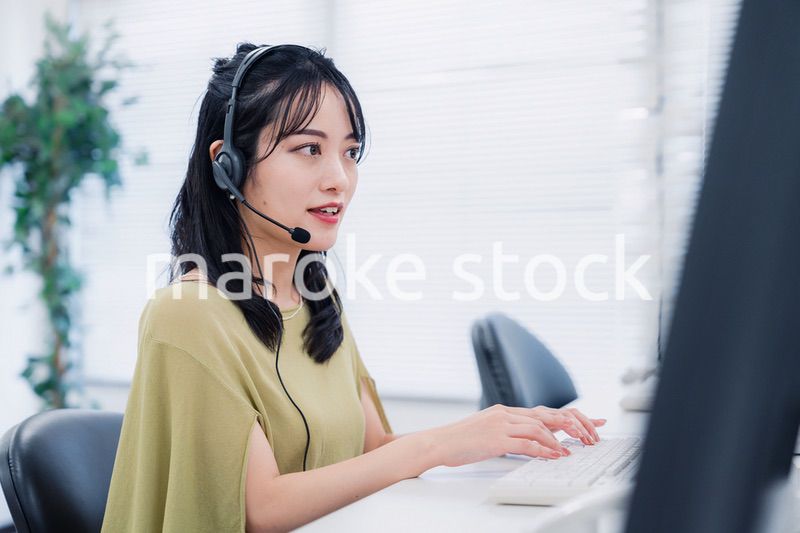 笑顔でお客様対応をする電話オペレーター