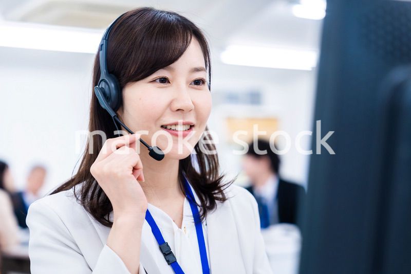 お客様に誠実な対応をする女性