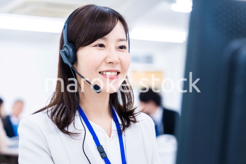 お客様に誠実な対応をする女性