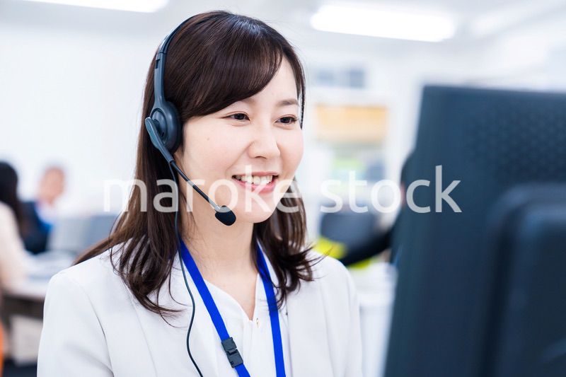 お客様に誠実な対応をする女性