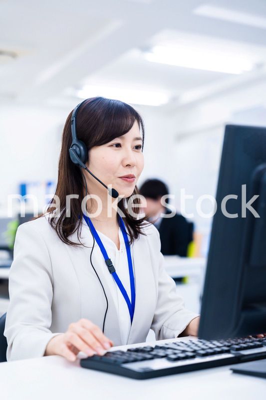 お客様に誠実な対応をする女性