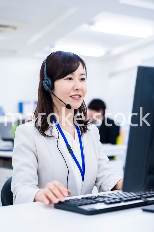 お客様に誠実な対応をする女性