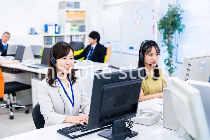 楽しくオフィスで仕事をするスタッフ