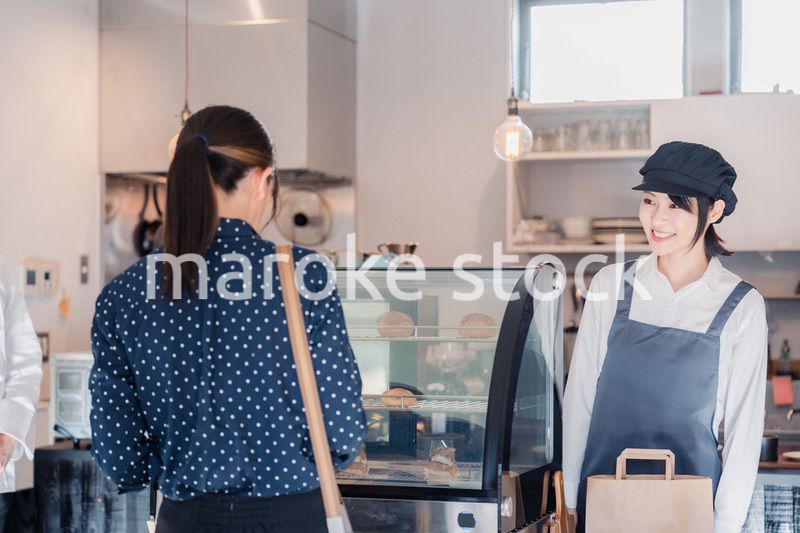 雰囲気のいいスイーツショップで買い物をする若い女性