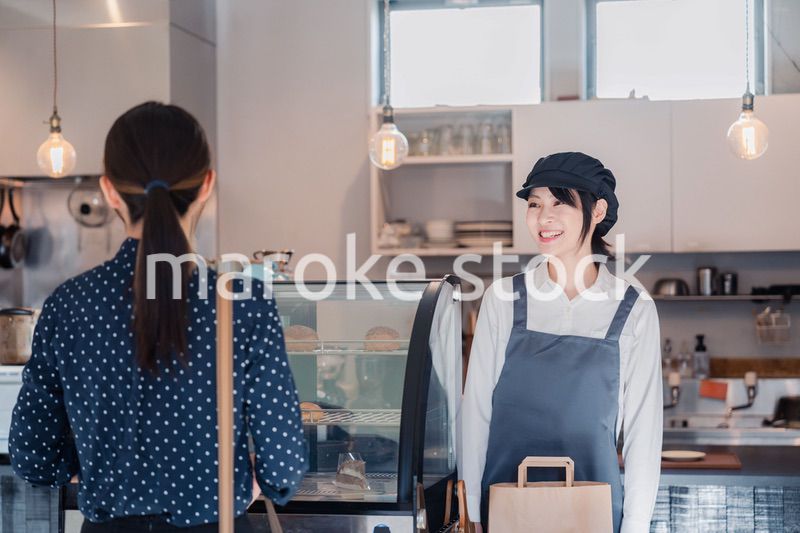 雰囲気のいいスイーツショップで買い物をする若い女性