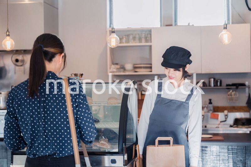 雰囲気のいいスイーツショップで買い物をする若い女性