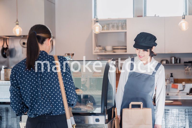 雰囲気のいいスイーツショップで買い物をする若い女性