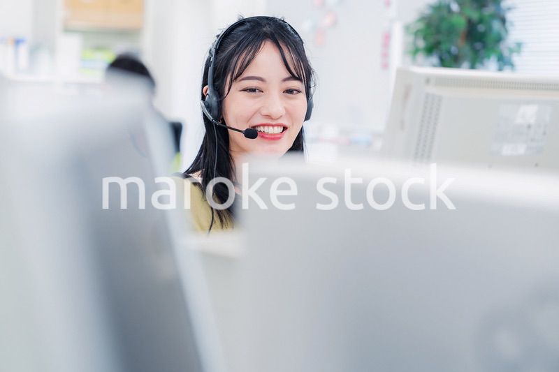 笑顔でお客様対応をする電話オペレーター