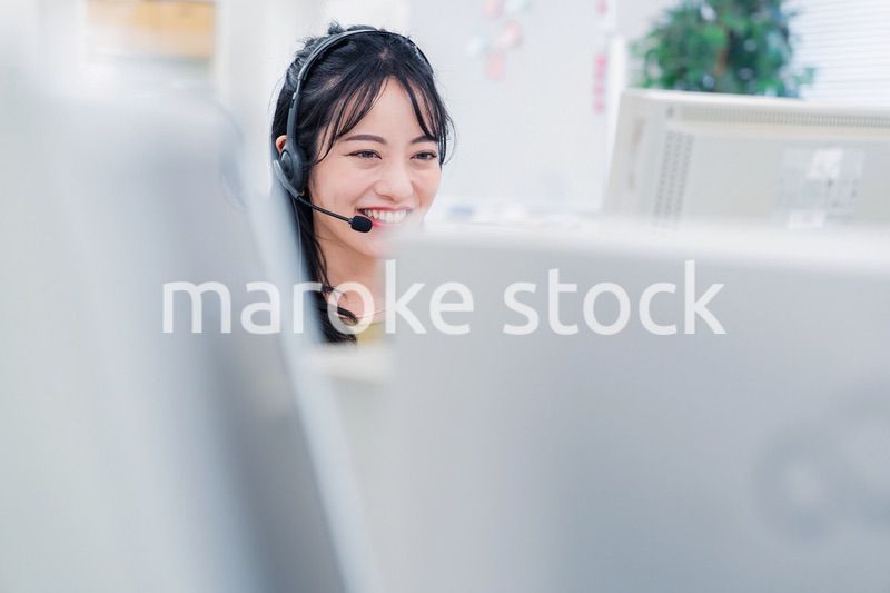 笑顔でお客様対応をする電話オペレーター