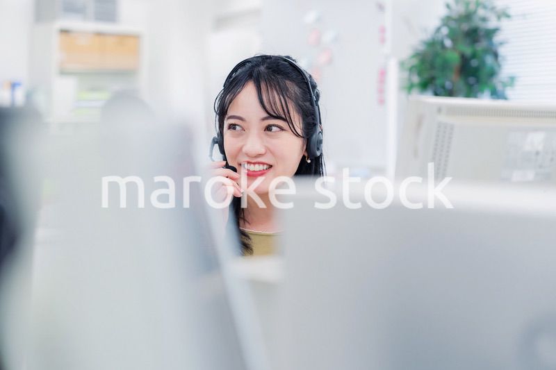 笑顔でお客様対応をする電話オペレーター