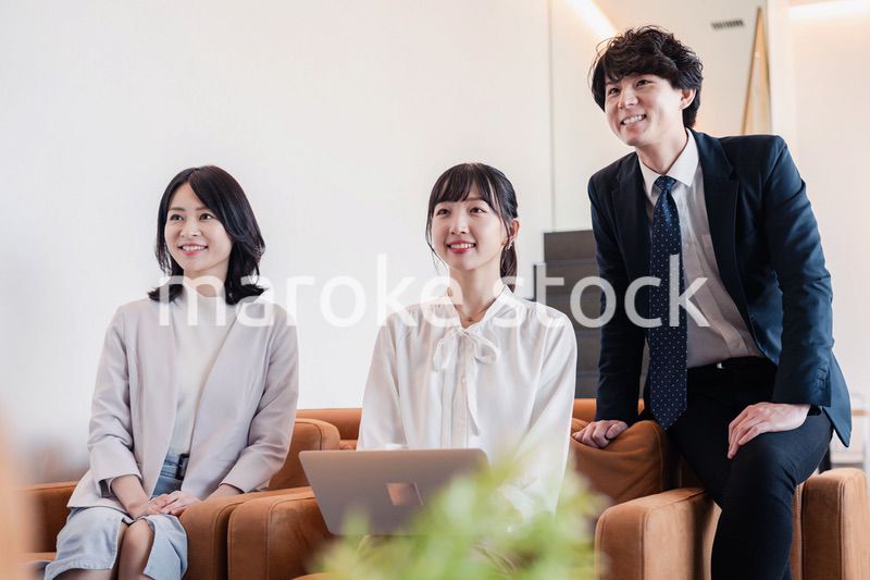 プレゼン資料の確認をする3人のビジネスパーソン