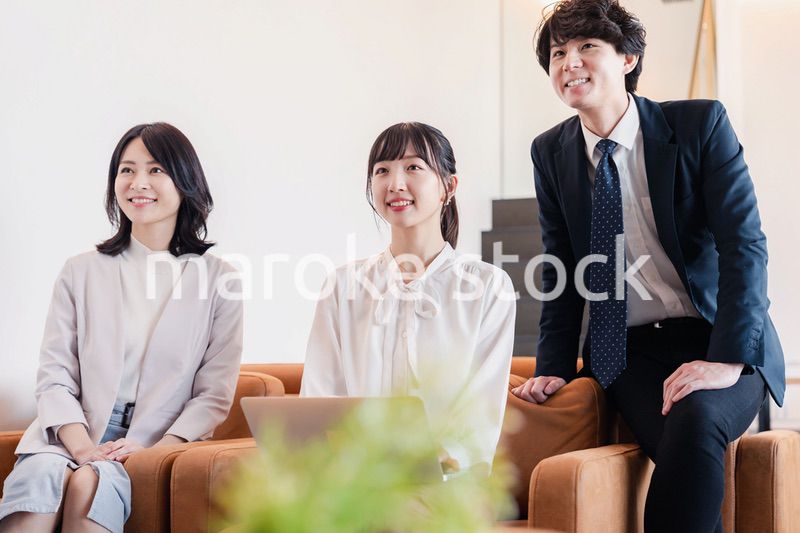 プレゼン資料の確認をする3人のビジネスパーソン