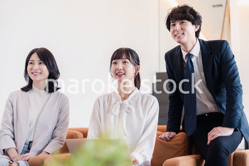 プレゼン資料の確認をする3人のビジネスパーソン