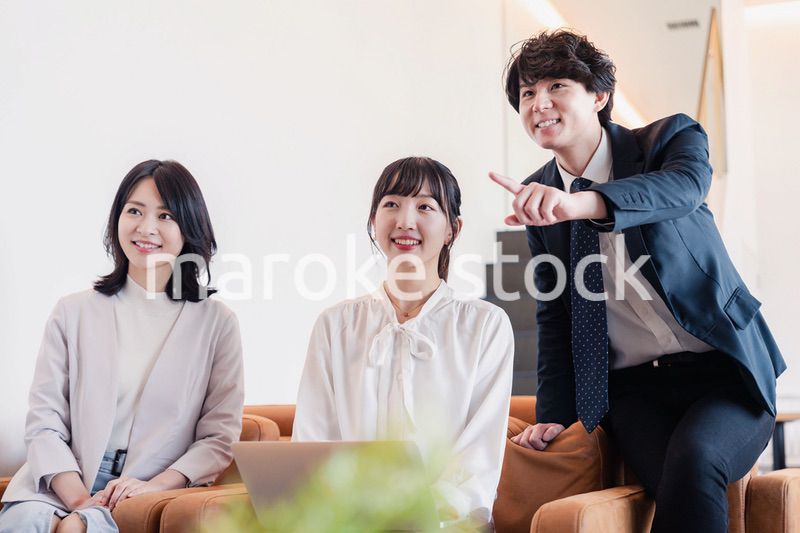 プレゼン資料の確認をする3人のビジネスパーソン