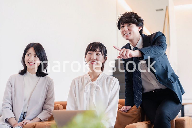 プレゼン資料の確認をする3人のビジネスパーソン