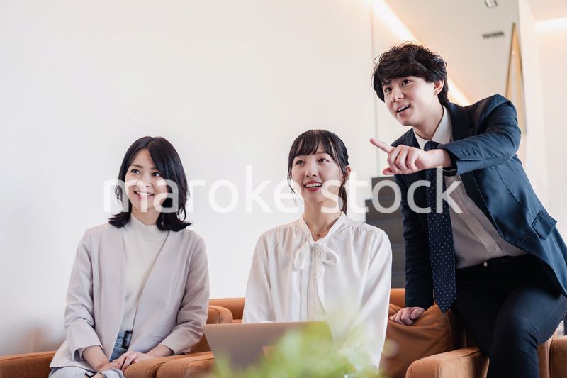 プレゼン資料の確認をする3人のビジネスパーソン