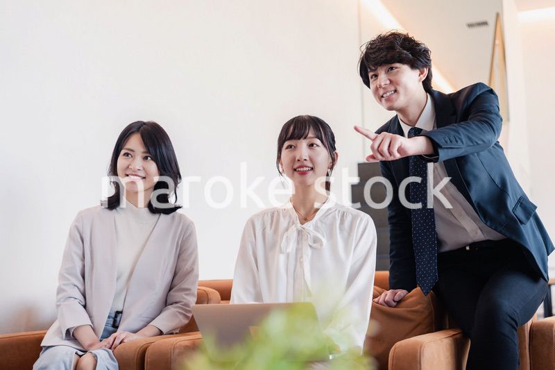 プレゼン資料の確認をする3人のビジネスパーソン