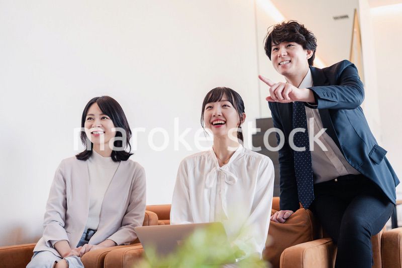 プレゼン資料の確認をする3人のビジネスパーソン