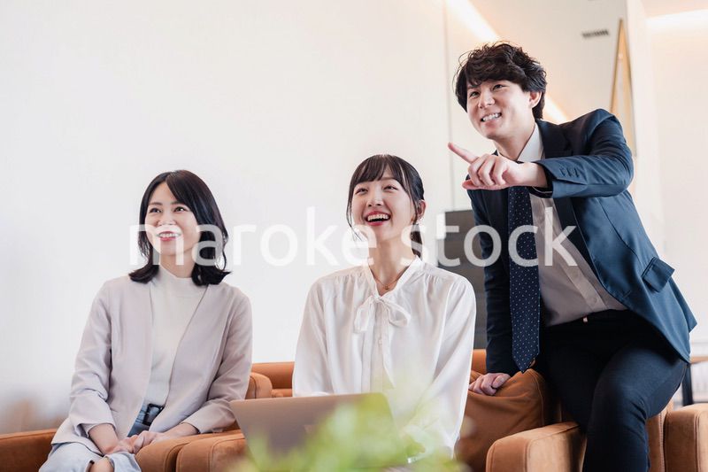 プレゼン資料の確認をする3人のビジネスパーソン