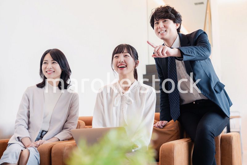 プレゼン資料の確認をする3人のビジネスパーソン