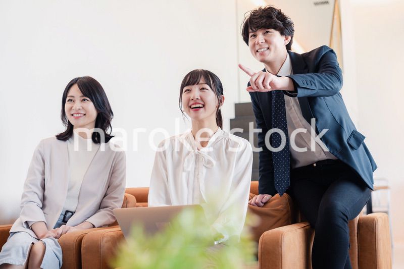 プレゼン資料の確認をする3人のビジネスパーソン