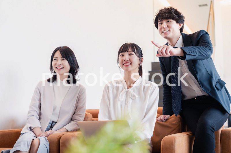 プレゼン資料の確認をする3人のビジネスパーソン