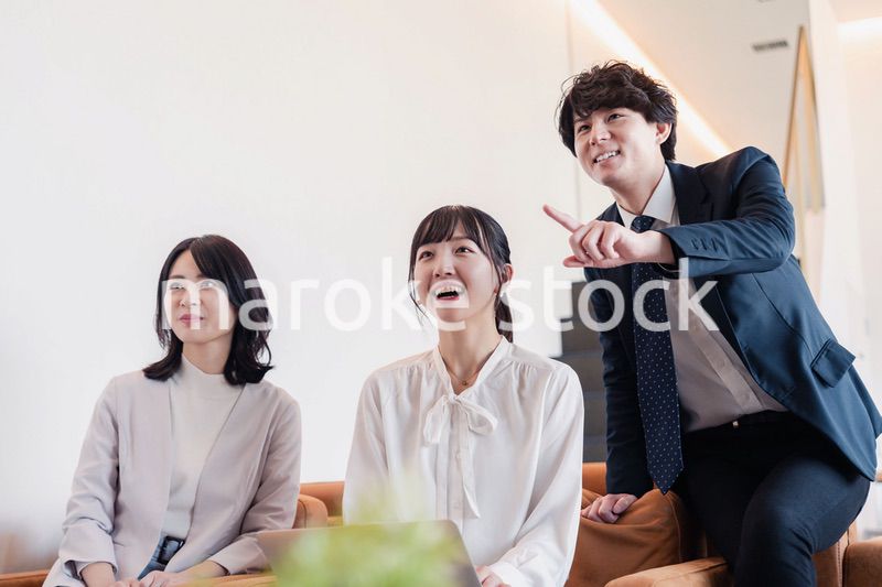 プレゼン資料の確認をする3人のビジネスパーソン