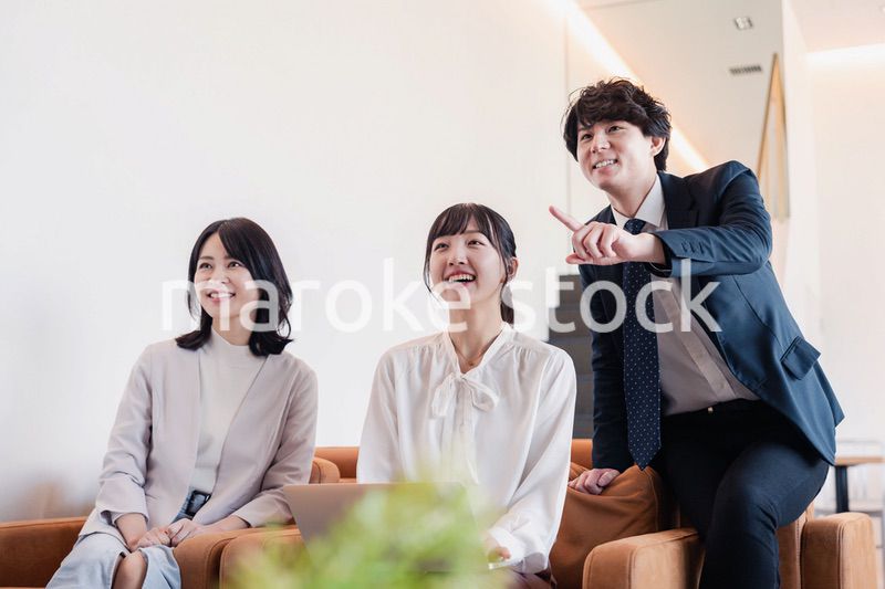 プレゼン資料の確認をする3人のビジネスパーソン