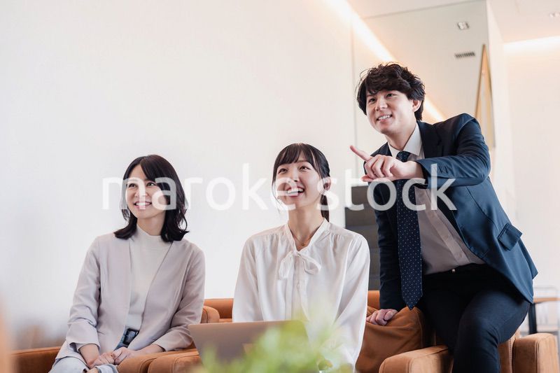 プレゼン資料の確認をする3人のビジネスパーソン