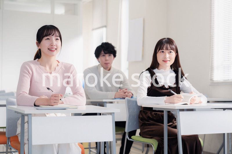 キャンパスで講義を受ける大学生