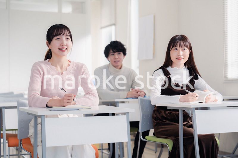 キャンパスで講義を受ける大学生