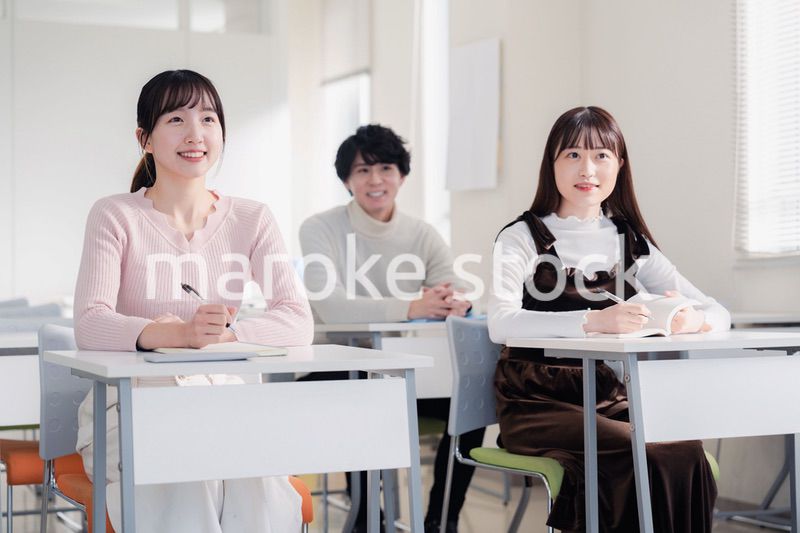 キャンパスで講義を受ける大学生