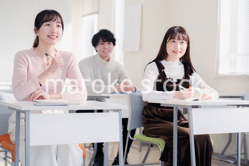 キャンパスで講義を受ける大学生