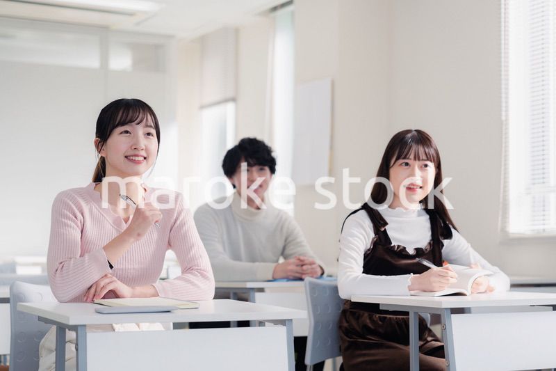 キャンパスで講義を受ける大学生