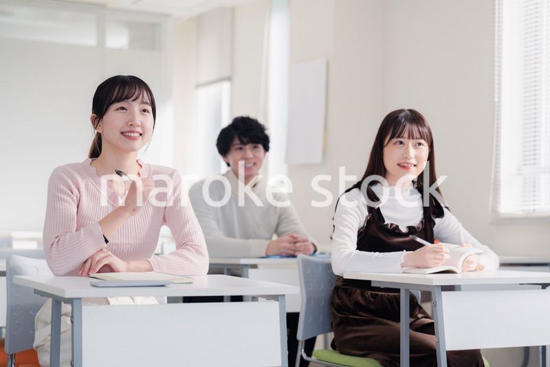 キャンパスで講義を受ける大学生